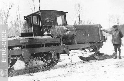 Camion utilisé pour transporter le bois dans la neige