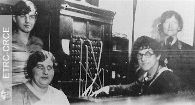 Téléphonistes dans le bureau de la compagnie Eastern Township Telephone, à Sherbrooke dans les Cantons de l'Est