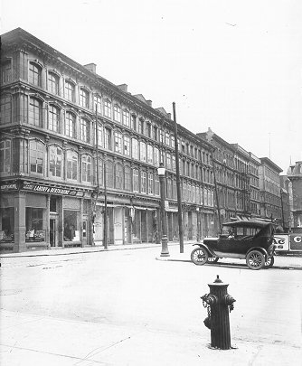 La rue Notre-Dame en direction est, à partir de la rue St-Laurent dans les années 1920: on y voit les commerces Landry & Berthiaume et Wilson & Lafleur