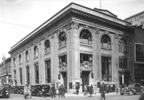 La Banque d'épargne rue Ste-Catherine et McGill