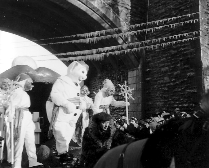 Le Bonhomme Carnaval et sa suite dans un chariot stationné sous la Porte St-Louis lors de l'ouverture du Carnaval d'hiver