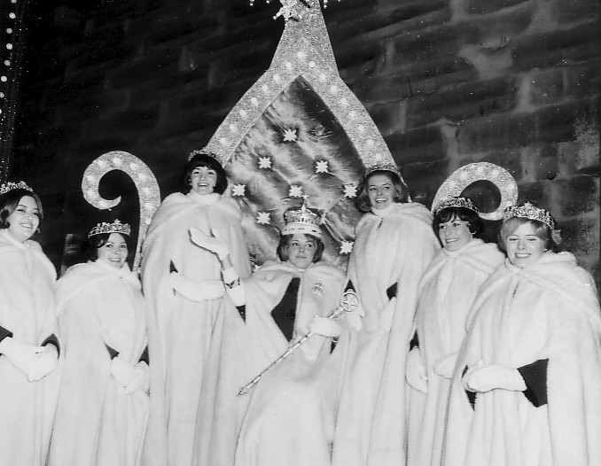 La reine du Carnaval de Québec, Louise 1re, et les duchesses au palais de glace