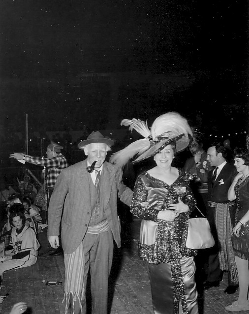Le père Gédéon et sa femme au bal populaire du Colisée tenu lors du Carnaval de Québec