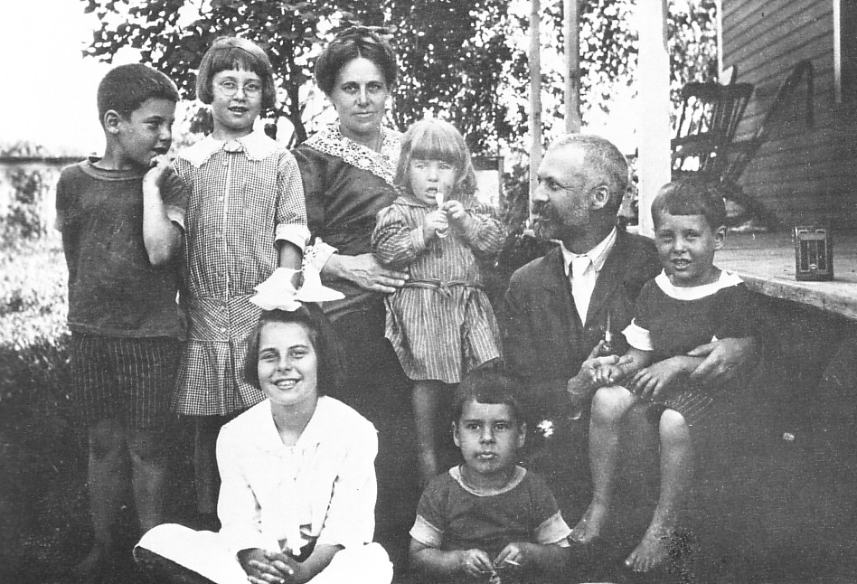 Henri Bourassa entouré de sa famille