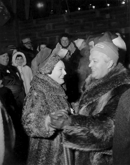 Le premier ministre de la province, Jean Lesage, ouvre la danse avec sa femme lors de l'ouverture du Carnaval au palais de glace