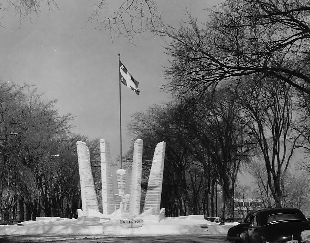 Monument de glace érigé par le gouvernement provincial à l'entrée principale du Parlement, lors du Carnaval de Québec