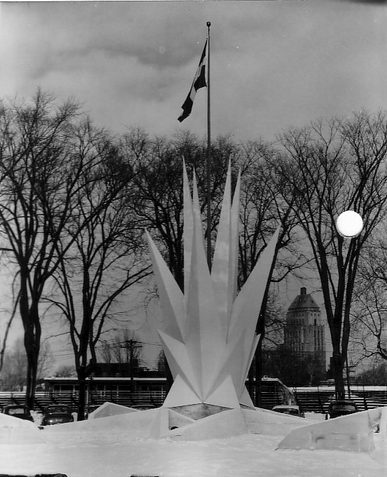 Monument de glace érigé par le gouvernement de la province lors du Carnaval de Québec