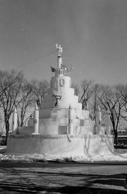 Monument érigé par le gouvernement provincial lors du 10e anniversaire du Carnaval de Québec