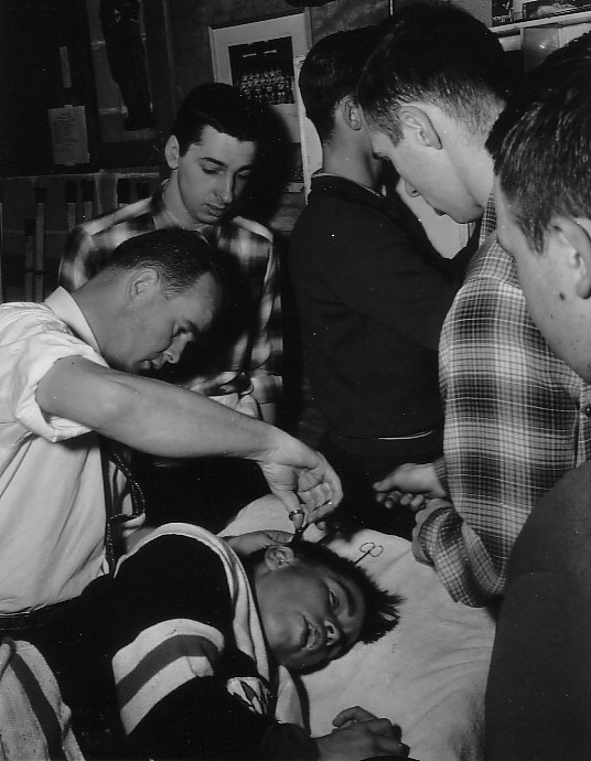 Pansement d'un joueur blessé lors du tournoi Pee Wee à l'occasion du Carnaval de Québec