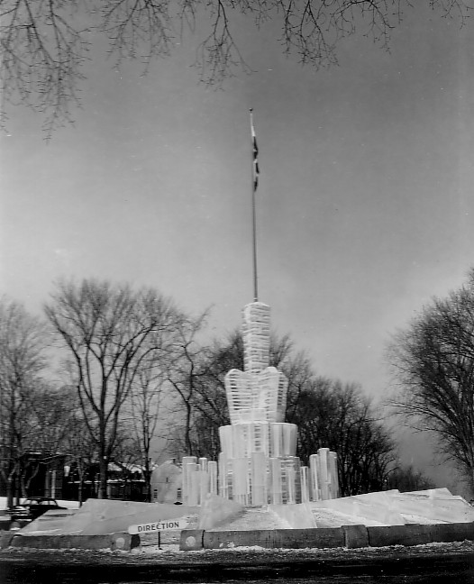 Monument de glace érigé par le gouvernement provincial sur la place Dufferin, lors du Carnaval de Québec