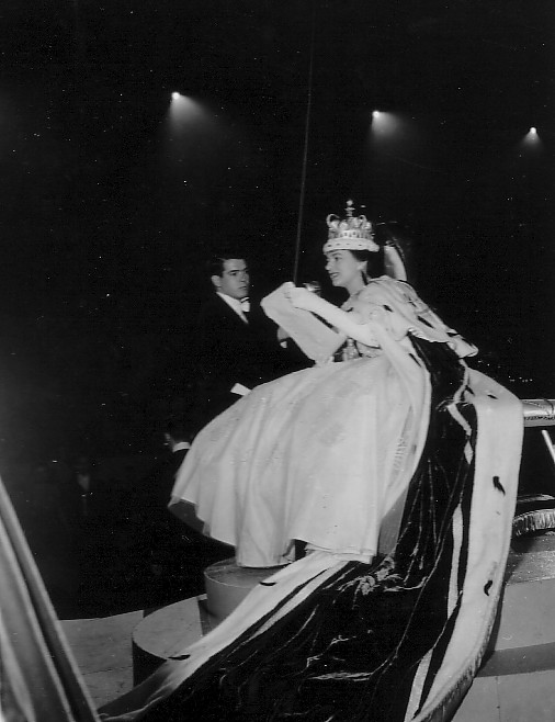 Au Colisée de Québec, Mme Gisèle Amyot, élue reine du Carnaval, s'adresse à la foule
