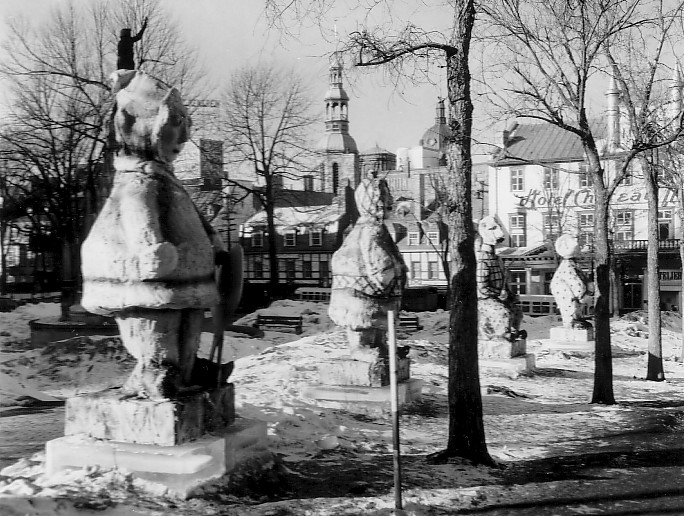 Monuments de glace sur la place d'Armes lors du Carnaval de Québec