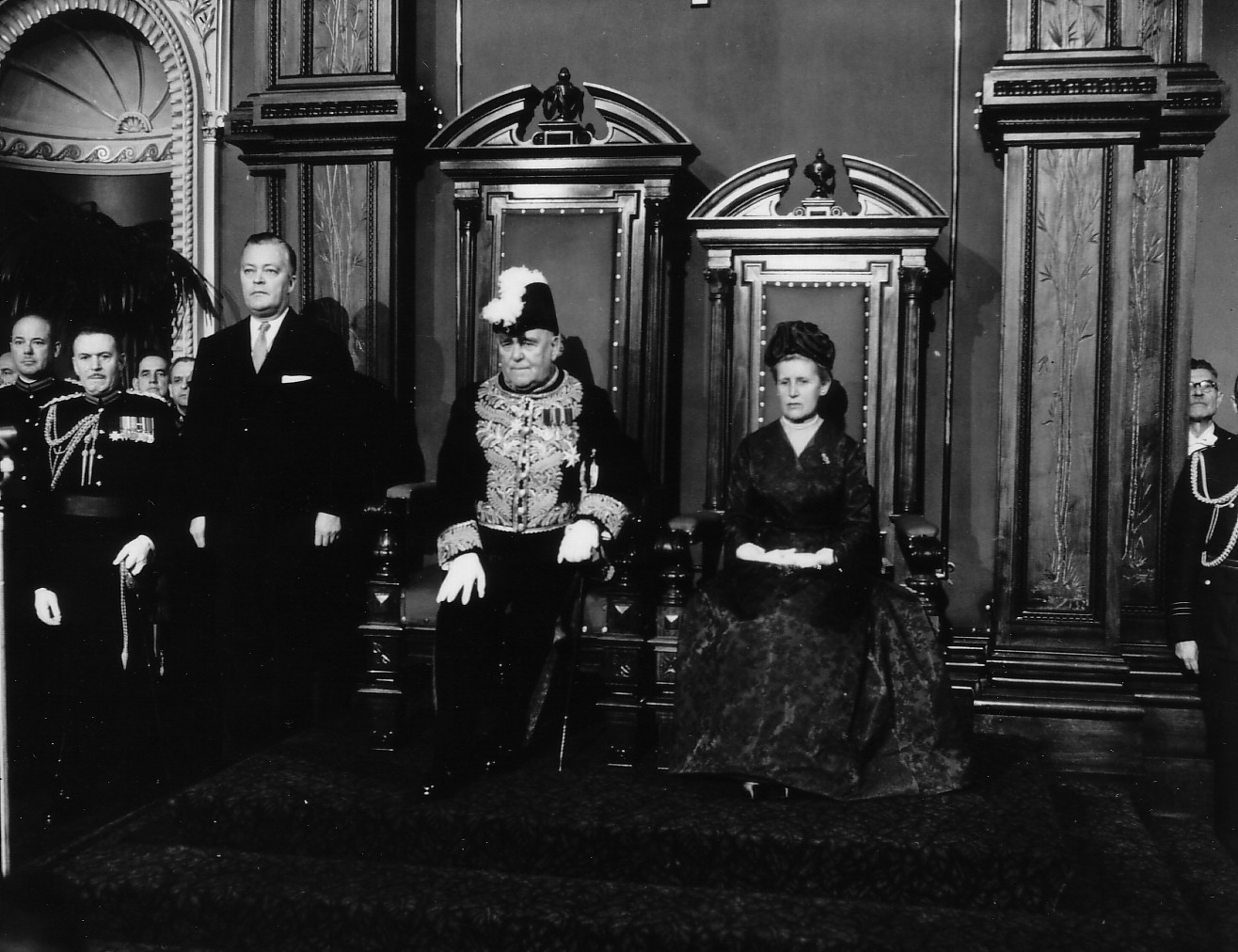 Le lieutenant gouverneur, M. O. Gagnon, Mme Gagnon ainsi que le premier ministre Jean Lesage, lors de l'ouverture de la session parlementaire au Parlement de Québec