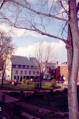 Place d'Armes près du manoir de Tonnancourt dans le Vieux-Trois-Rivières