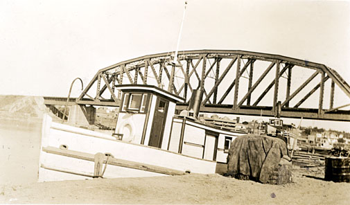 Le pont du chemin de fer et un bateau accosté à Amos