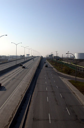 L'autoroute métropolitaine et les réservoirs terrestres des raffineries de l'Est de Montréal