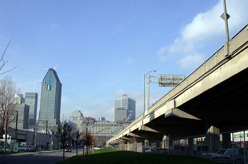 Une vue sur la portion ouest du centre-ville directement à l'ouest de la structure de l'autoroute Bonaventure