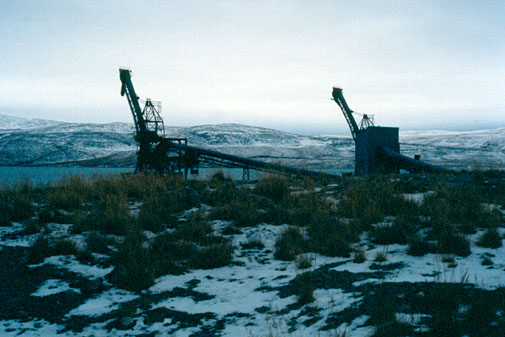 Convoyeurs du minerai d'amiante des installations portuaires de l'ancienne mine, situés à la baie Déception, derniers vestiges de l'occupation de l'époque