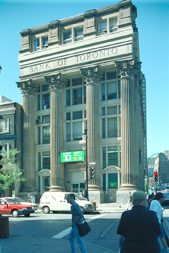 Banque de Toronto, située sur la rue Ste-Catherine au centre-ville de Montréal. 
