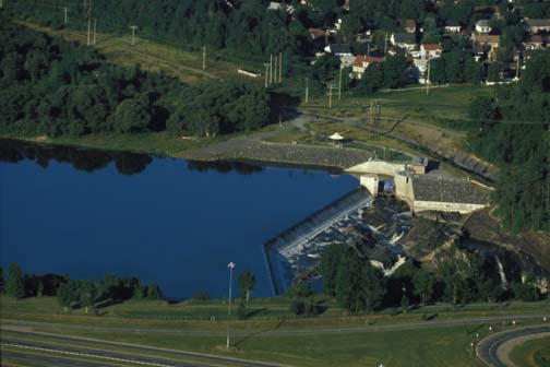 Vue aérienne du barrage de Charny sur la rivière Chaudière dans la région de Chaudière-Appalaches, 2001