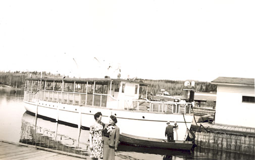 Bateau qui permettait d'accéder à la ville d'Amos par les eaux de la rivière Harricana à Amos