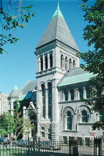 La bibliothèque Redpath sur le campus de l'Université McGill fut érigée en 1893 et agrandie en 1901 et en 1921