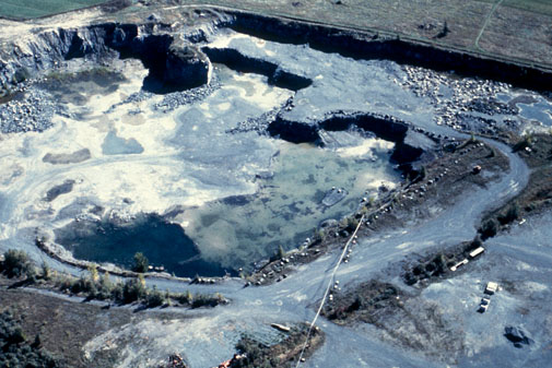 Vue aérienne de la carrière de St-Charles de Drummond dans la région du Centre du Québec, 1992