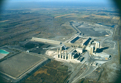 Vue aérienne d'une cimenterie dans la MRC de Joliette, 1988