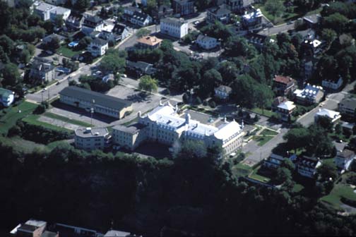 Vue aérienne du couvent de Lévis, 2001