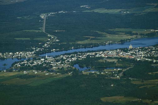 Vue aérienne du village de Disraeli dans la région de Chaudière-Appalaches, 2001