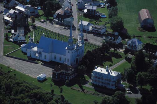 Vue aérienne de l'église de Lotbinière dans la région de Chaudière-Appalaches, 2001