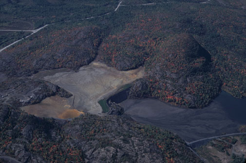 Vue aérienne de l'entreprise minière Falconbridge à Rouyn-Noranda, 1979