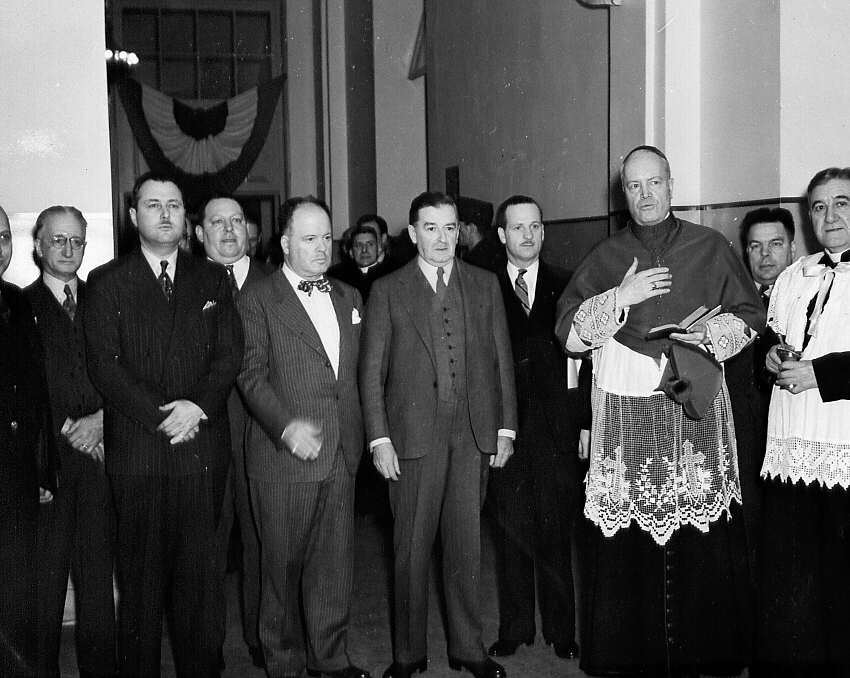 Groupe d'hommes, dont Maurice Duplessis, lors de la bénédiction de l'École centrale des Arts et des Métiers à Montréal en 1947