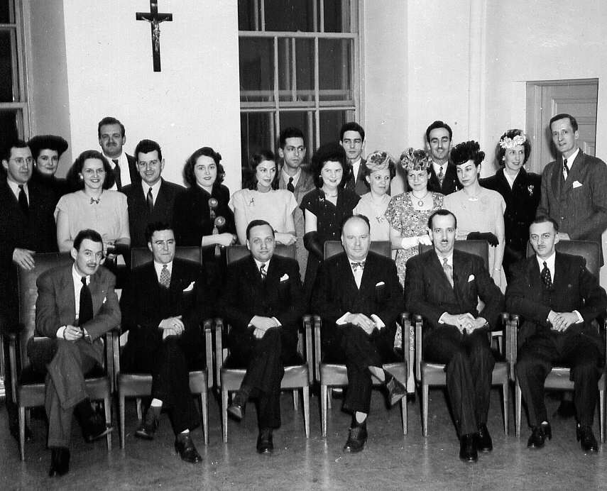 Groupe d'hommes et de femmes de la Jeune chambre de commerce lors d'une visite de l'École centrale à Montréal en 1947