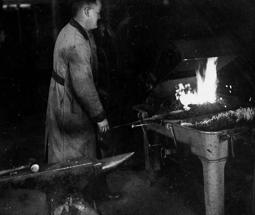 Homme travaillant à la fonderie de l'École technique de Montréal, 1947