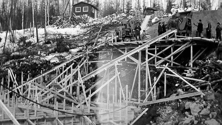 Hommes travaillant à la construction du pont de la rivière Cantalose à Mont-Laurier Senneterre, comté de Pontiac, en 1946