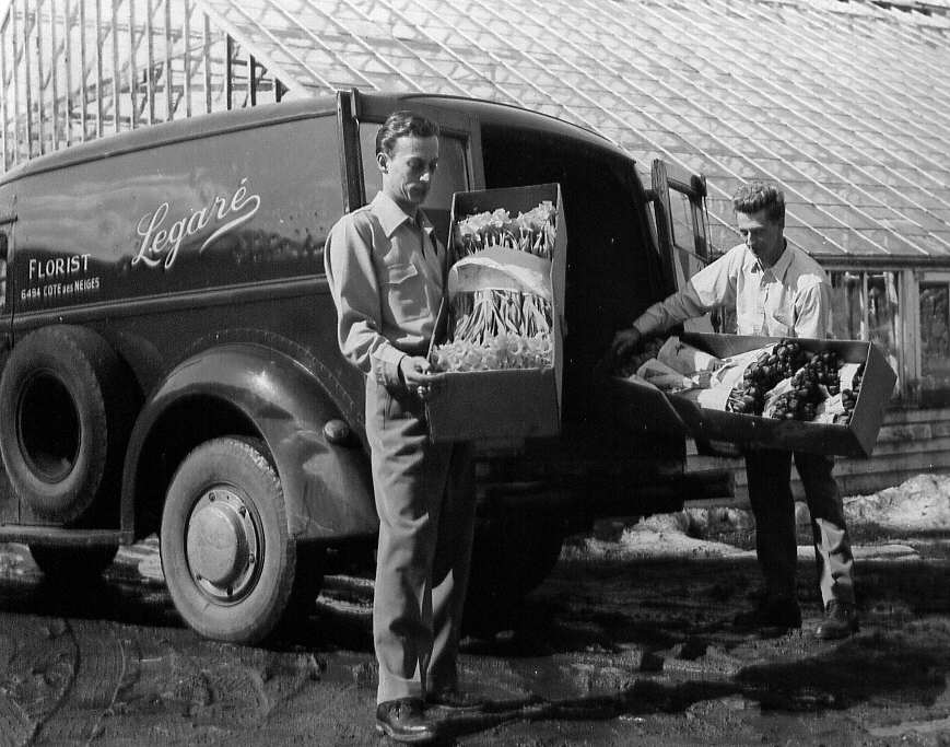 Deux hommes posant devant le camion de livraison du fleuriste Légaré et Frères de Côte-des-Neiges à Montréal en 1947