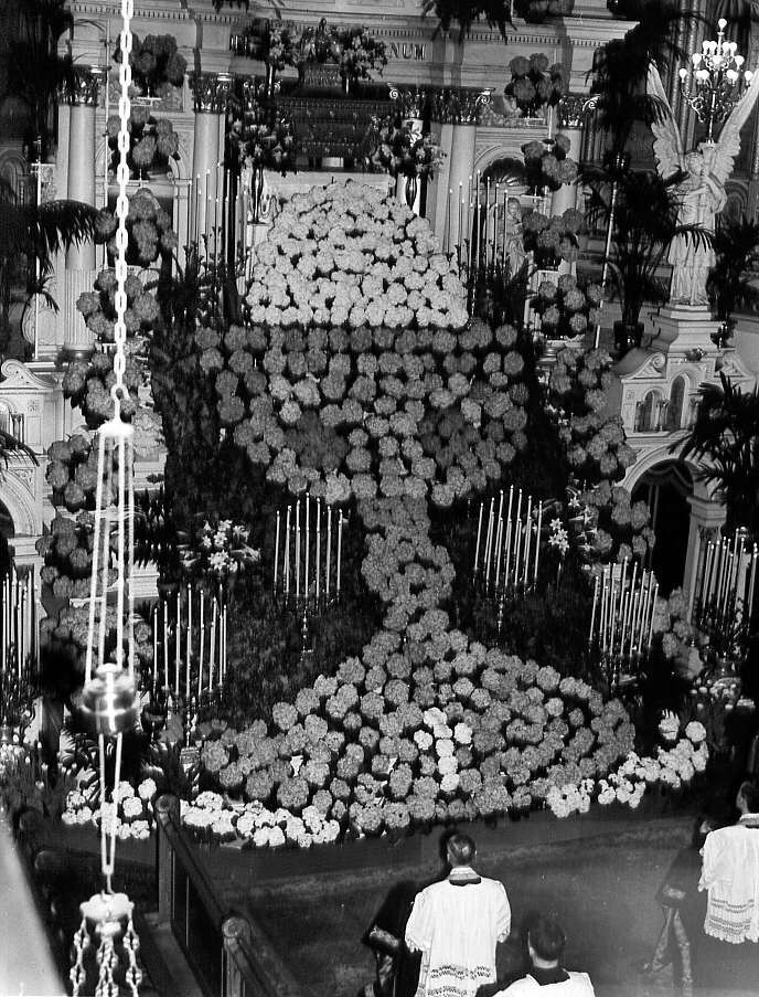 Vue de plus près du reposoir du Jeudi saint chez les pères du Très-St-Sacrement de Montréal en 1947