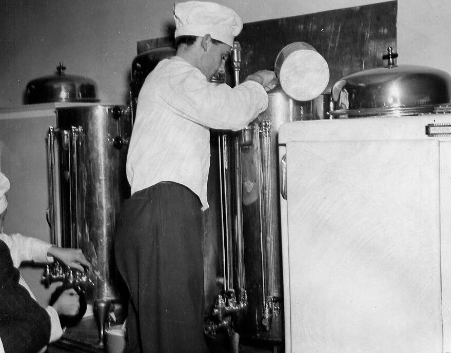 Étudiant lors d'un cours de cuisine dans une institution scolaire de Montréal en 1947