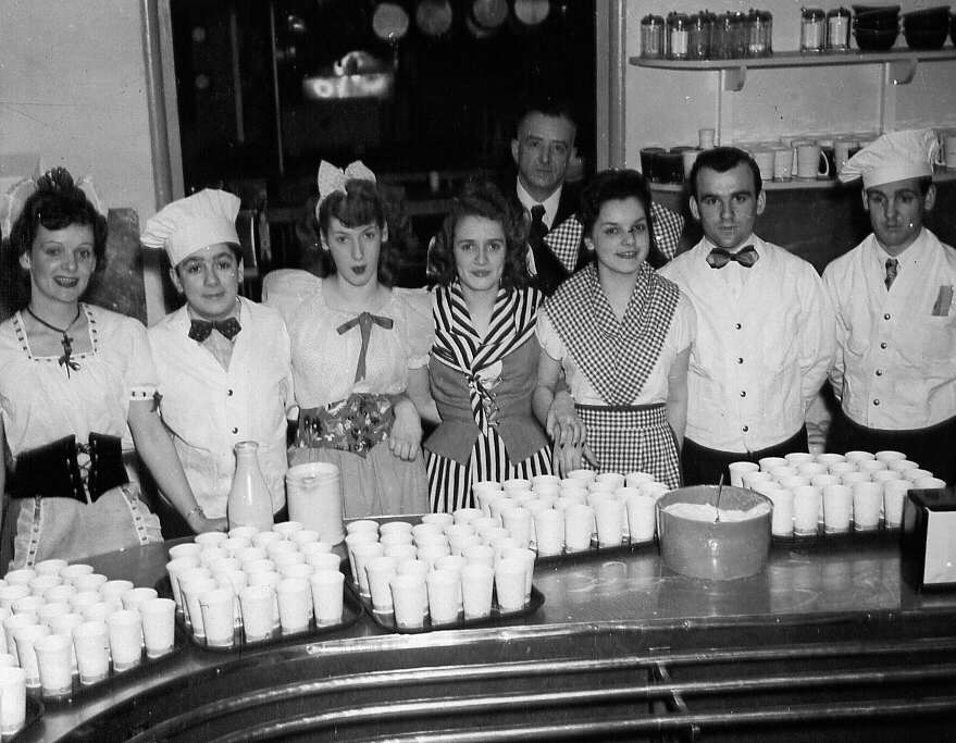 Groupe d'étudiants lors d'un cours de cuisine dans une institution scolaire de Montréal en 1947