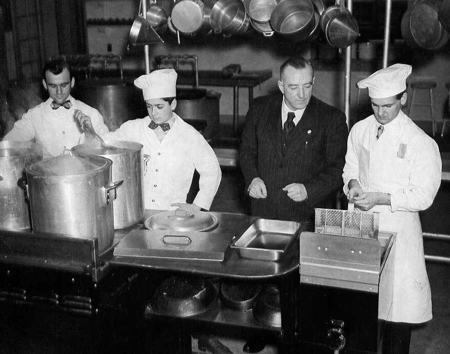 Étudiants et professeurs lors d'un cours de cuisine dans une institution scolaire de Montréal en 1947