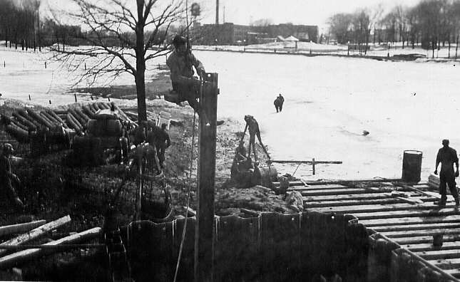 Hommes travaillant à la construction du pont Vanier à St-Jérome dans le comté de Terrebonne en 1947