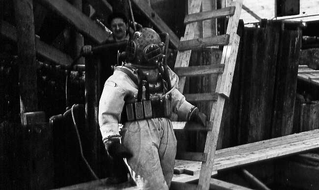 Plongeur travaillant à la construction du pont Vanier à St-Jérome dans le comté de Terrebonne en 1947
