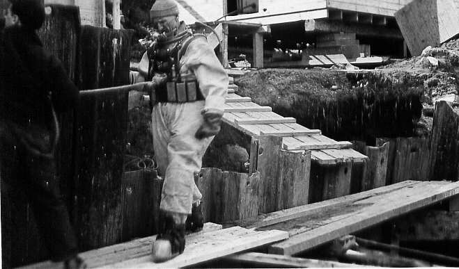Plongeur travaillant à la construction du pont Vanier à St-Jérome dans le comté de Terrebonne en 1947