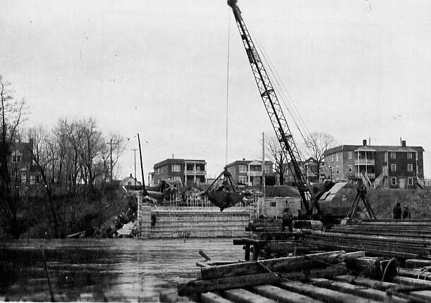 Construction du pont Vanier à St-Jérôme dans le comté de Terrebonne en 1946