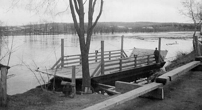 Bac sur la rivière Lièvre à Ferme-Neuve dans le comté de Labelle en 1947