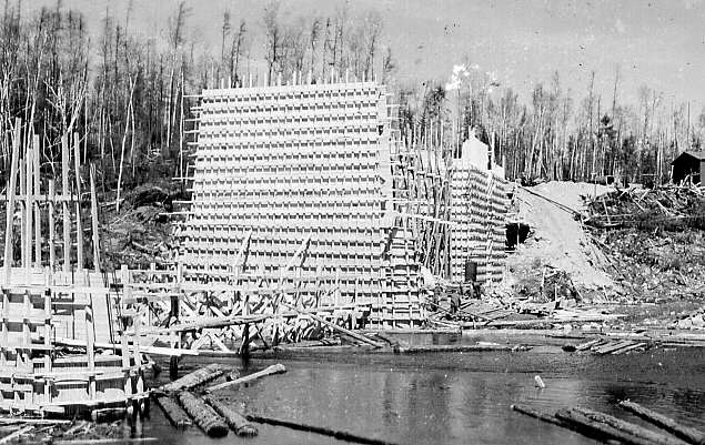 Construction du pont de la rivière Camatose dans le comté de Pontiac en 1947