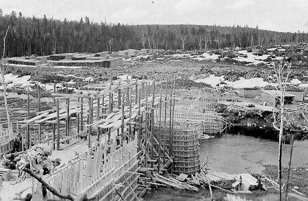 Vue aérienne du chantier de construction du pont de la rivière Camatose dans le comté de Pontiac en 1947