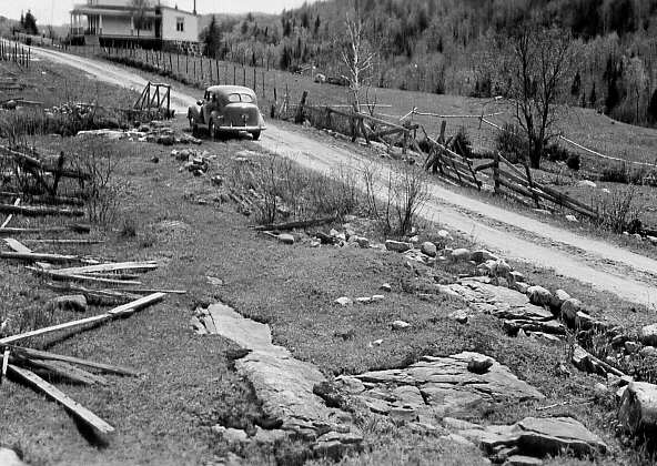 Automobile traversant le pont Beaupré à St-Alphonse-de-Rodriguez en 1946

