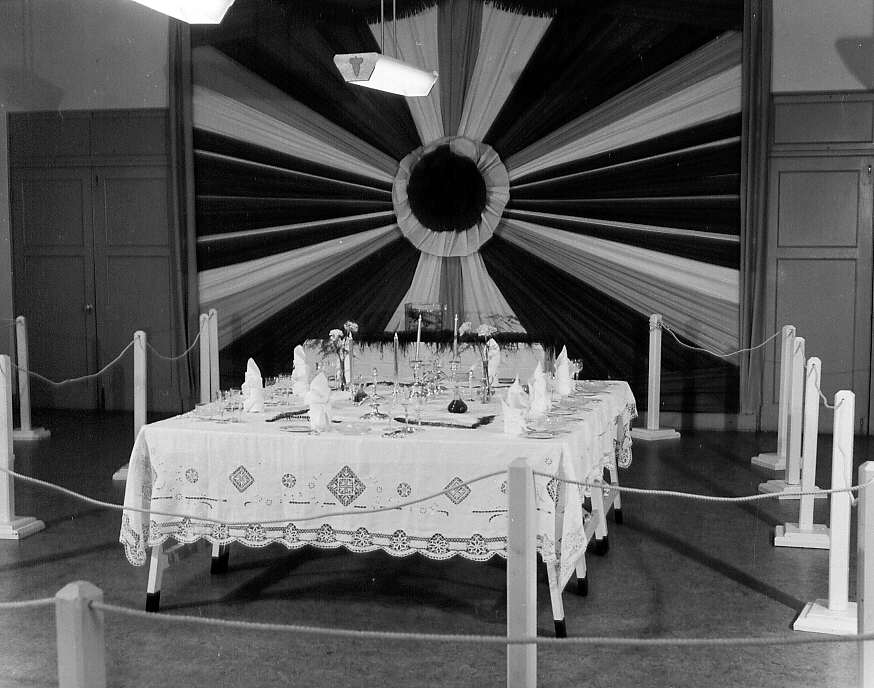 Exposition des travaux des élèves à l'École centrale des Arts et Métiers de Montréal en 1947 : Table décorée